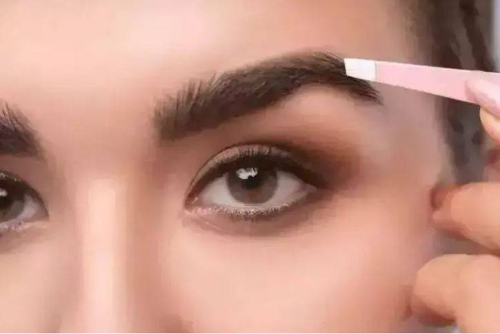 Ağda, ip ve cımbızı unutun! Bir kaşıkla tüyleri yok edin - Resim: 36